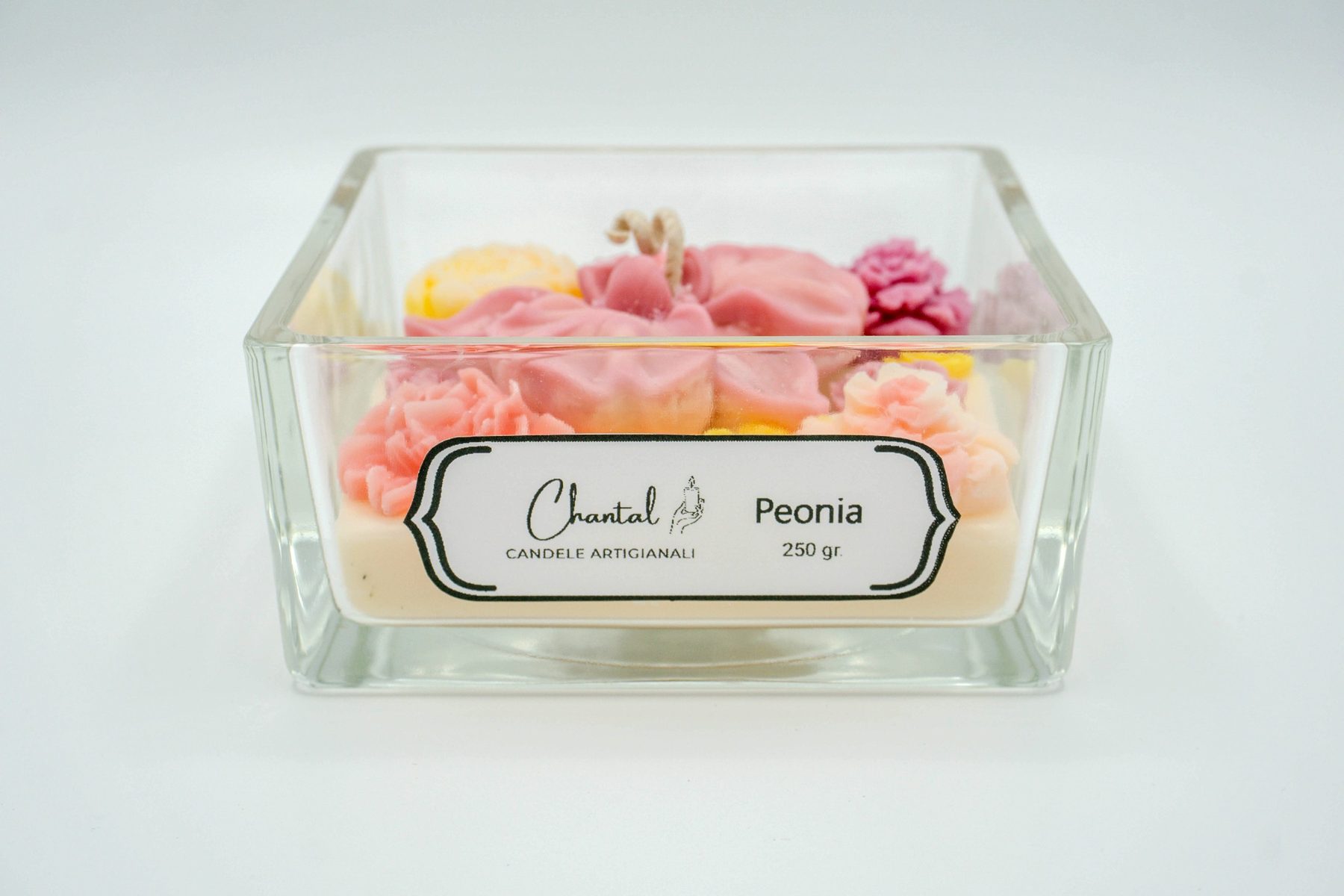 Candela artigianale Chantal con fiori in cera e profumazione Peonia