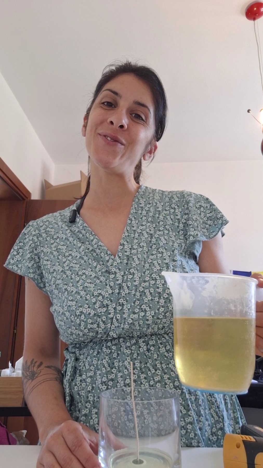 Chantal durante la preparazione artigianale di una candela nel laboratorio privato