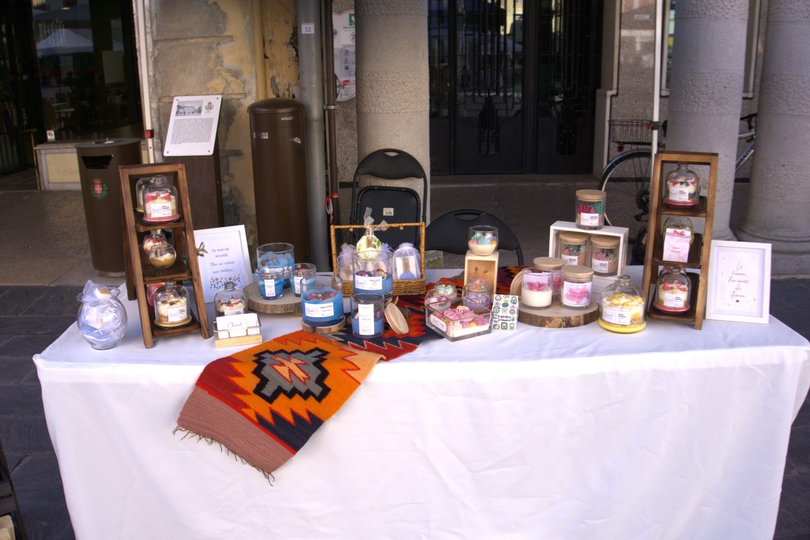 Banco di Chantal con candele artigianali esposte a un mercatino locale